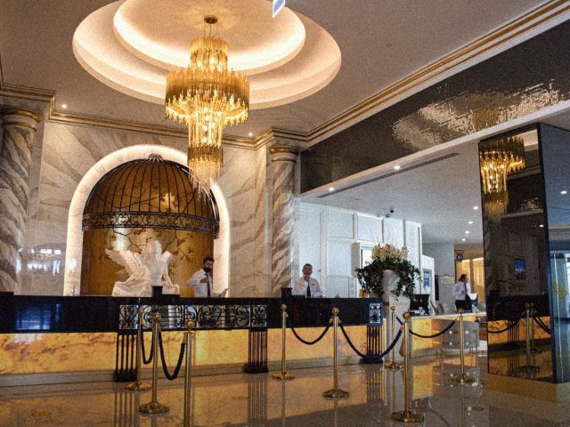 Grand hotel lobby with a chandelier, best hotel loyalty programmes