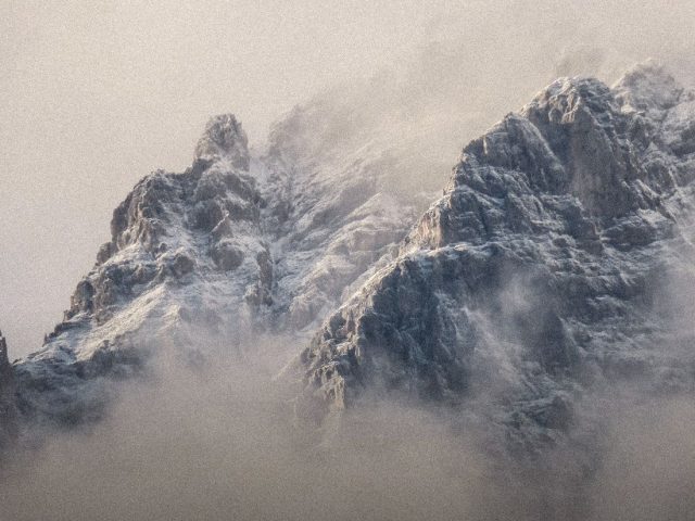 Cloud wrapping rocky mountain peaks, best weather apps for hiking and skiing