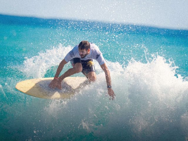 Surfer riding a breaking wave, beginner's guide to surfing